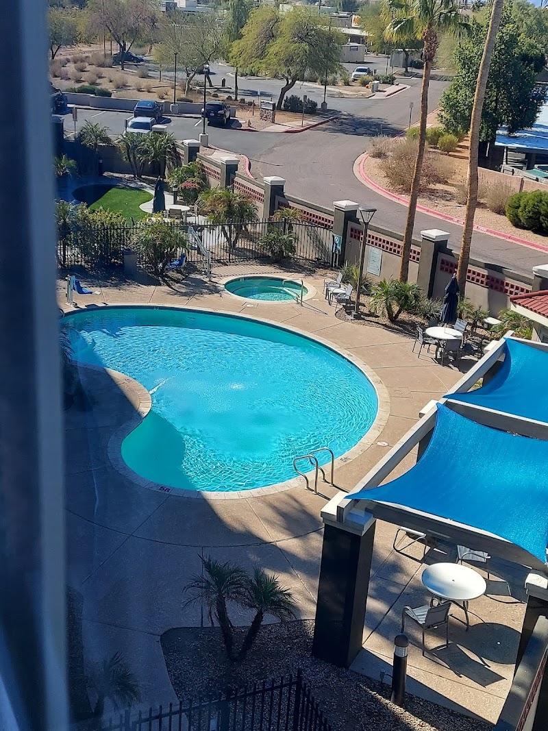 La Quinta Inn &amp; Suites by Wyndham Phoenix Chandler image 3