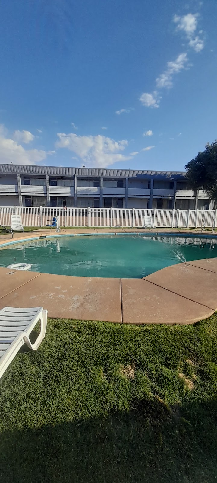 E-Z 8 Motel Phoenix image 3