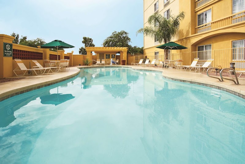 La Quinta Inn &amp; Suites by Wyndham Mesa Superstition Springs image 1