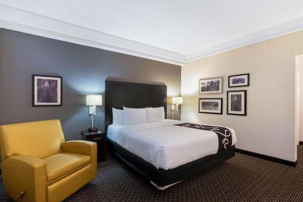 La Quinta Inn &amp; Suites by Wyndham Mesa Superstition Springs image 2