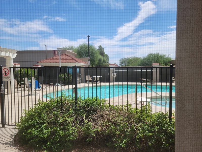 La Quinta Inn &amp; Suites by Wyndham Phoenix Scottsdale image 3