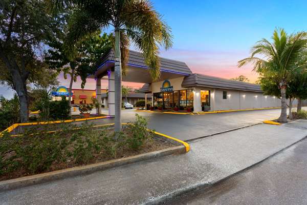 Days Inn by Wyndham St. Petersburg Central image 1