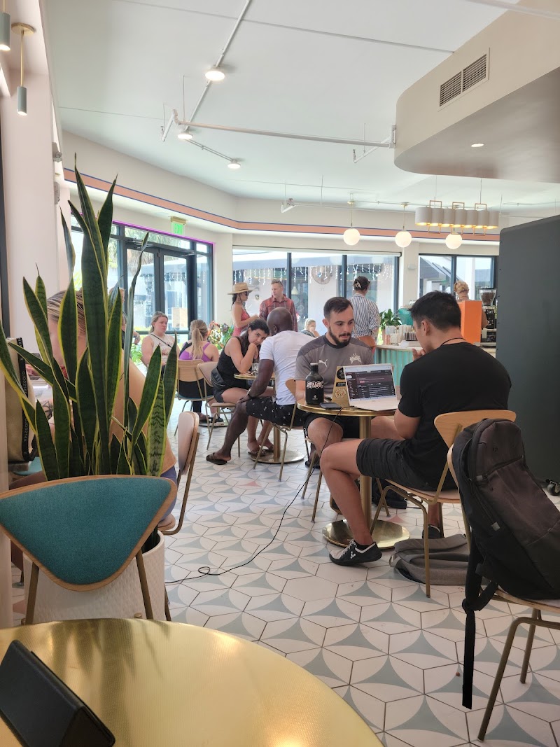 Plaza Tower &amp; Courtyard Shops image 3