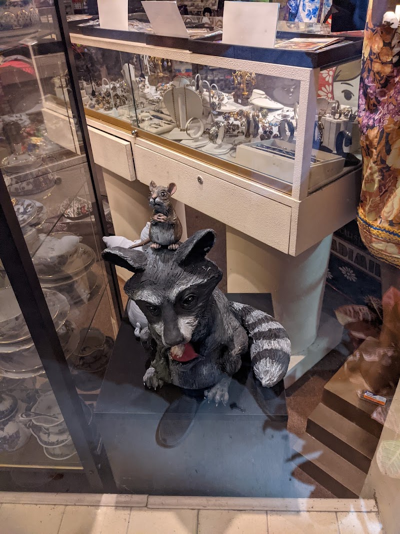 Plaza Tower &amp; Courtyard Shops image 5