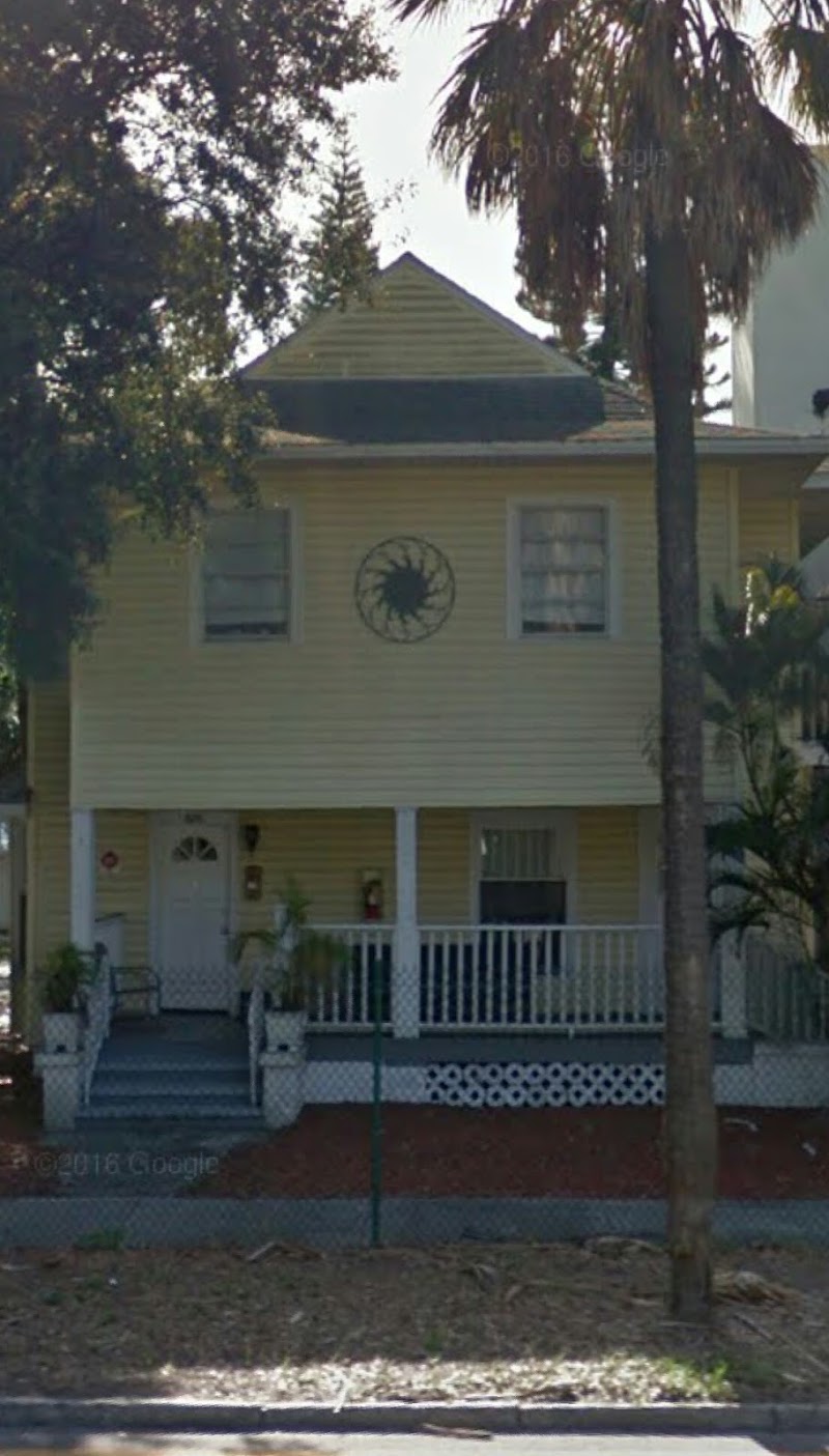 Coliseum Apartments image 2