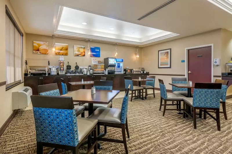 Comfort Inn &amp; Suites Northeast - Gateway image 5