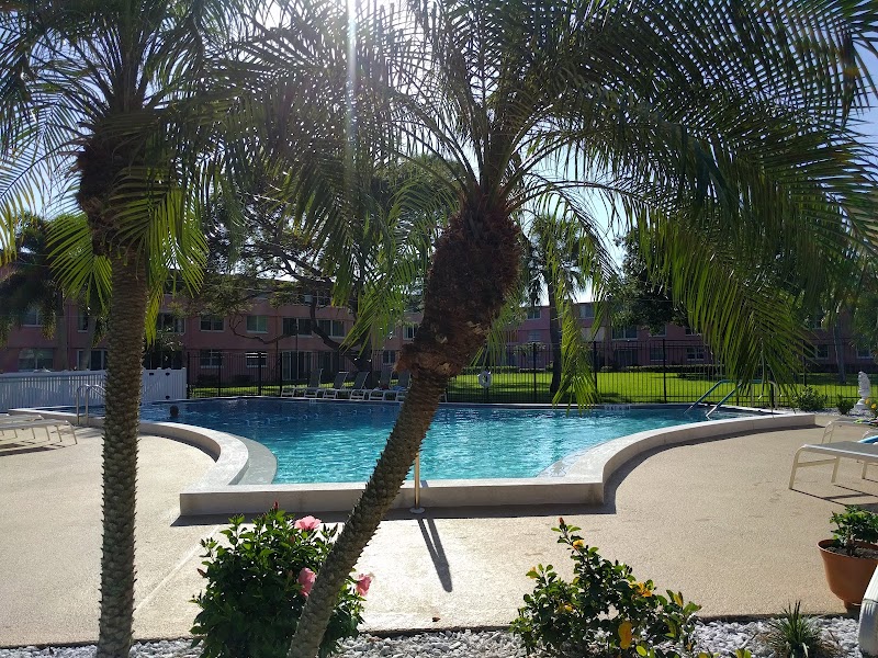 Winston Park 500/600 Condominium image 2