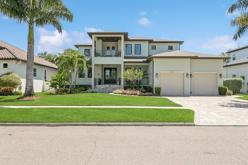 Alicia Warburton Douglas Elliman Realtor image 1