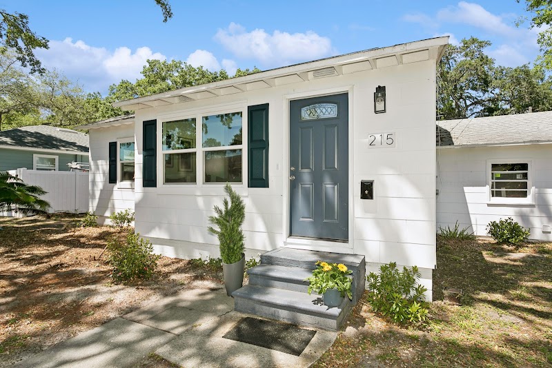 Alicia Warburton Douglas Elliman Realtor image 2