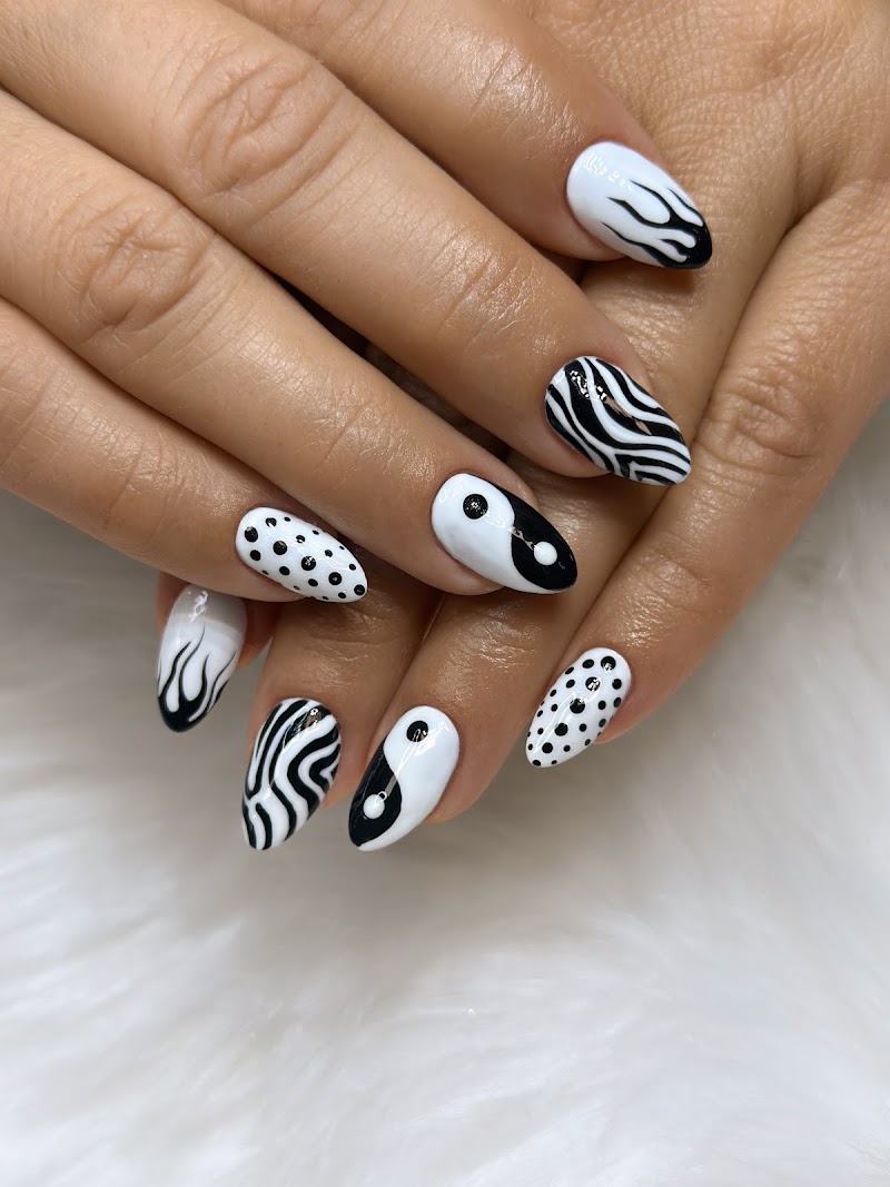 DiamondLux nails image 1