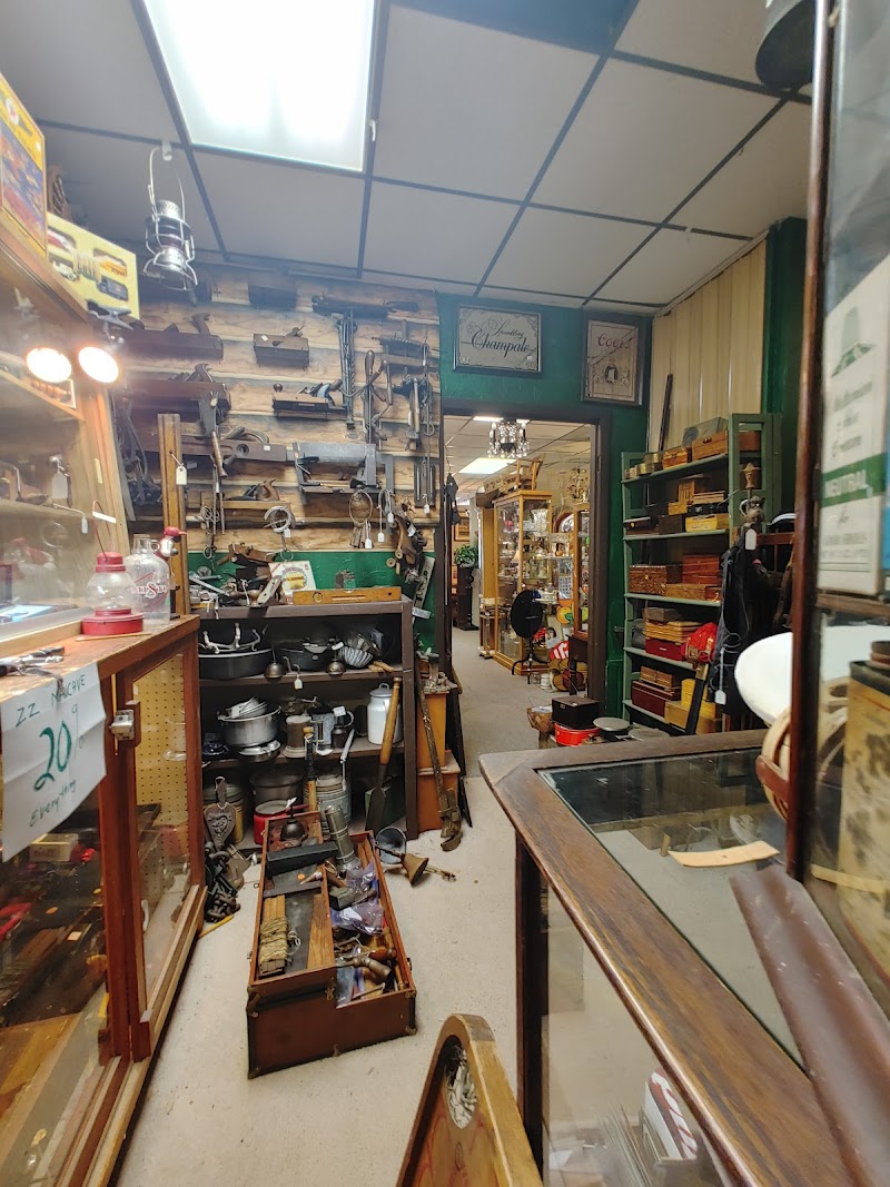 Andrea &amp; Friends Antique Mall image 2