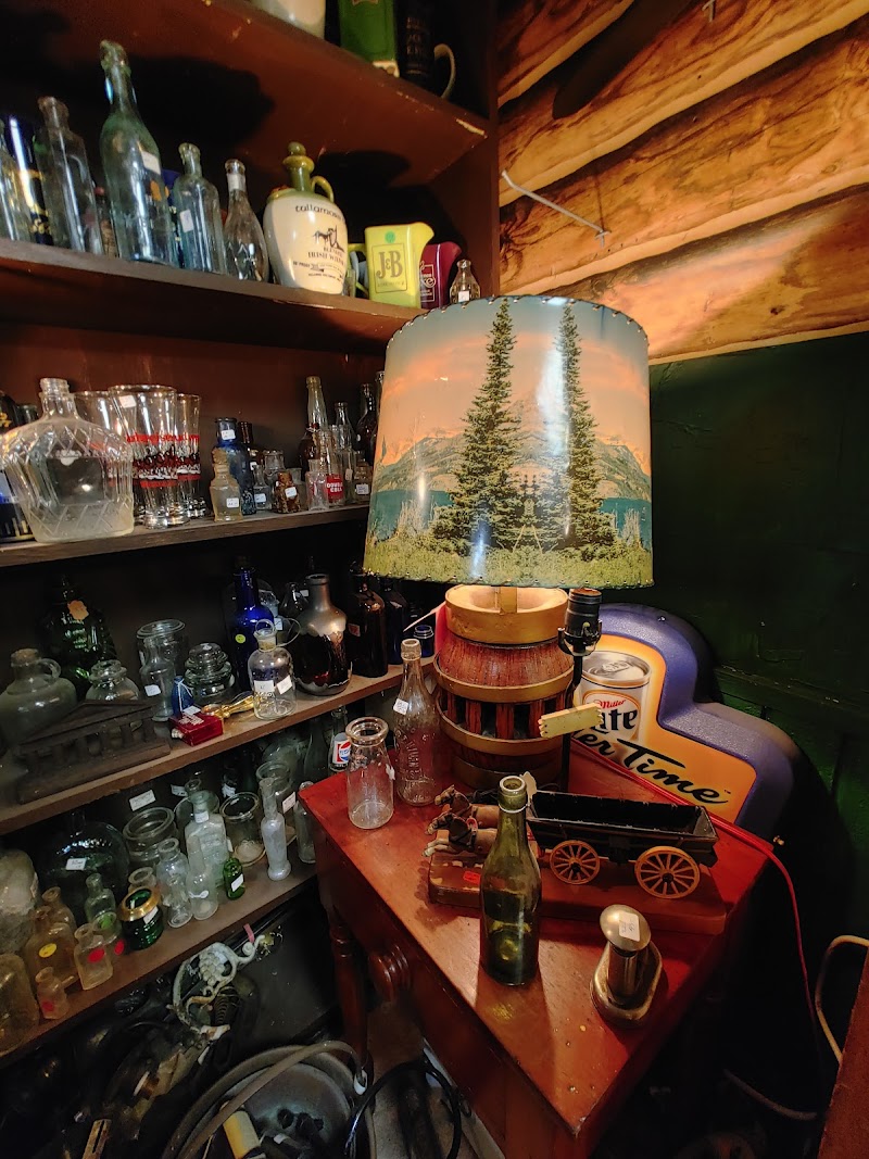 Andrea &amp; Friends Antique Mall image 3