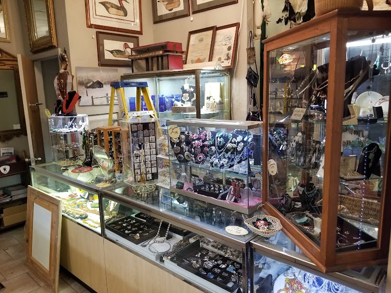 Andrea &amp; Friends Antique Mall image 4