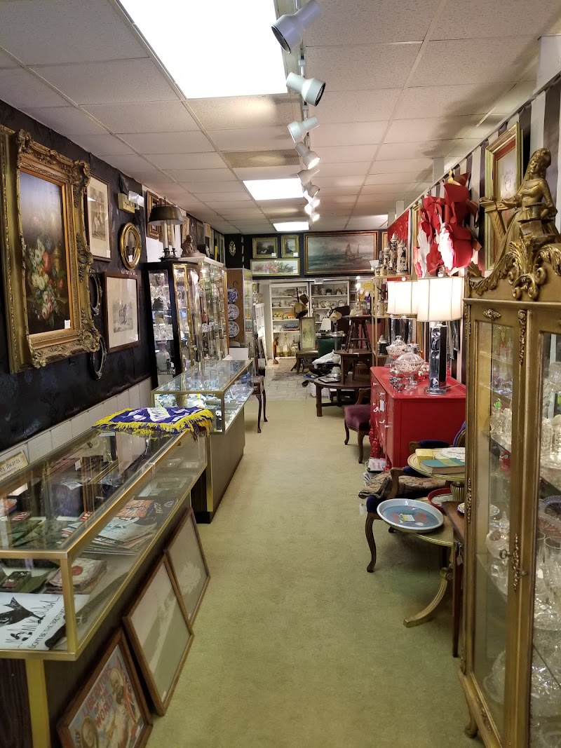 Andrea &amp; Friends Antique Mall image 5